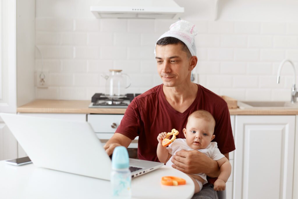 muškarac koji ume da zameni pampers bebi