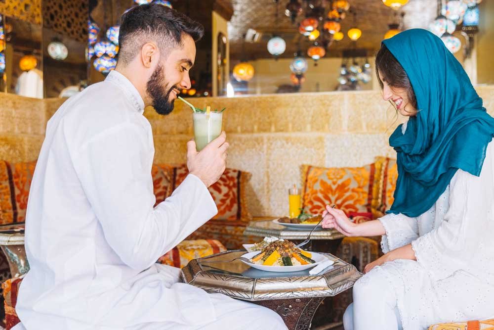 Muškarac i žena ručaju u Dubaiju
