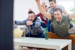 Muškarci gledaju fudbal