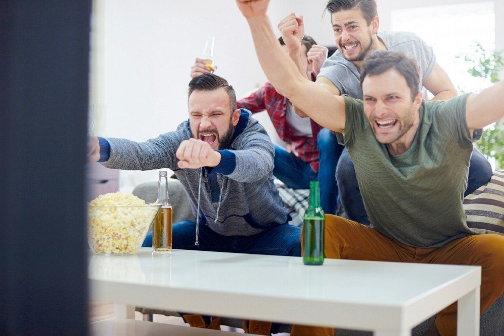 Muškarci gledaju fudbal