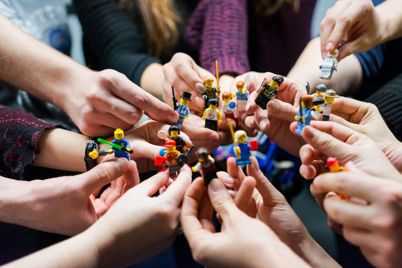 Tim drži minijaturne figure u rukama